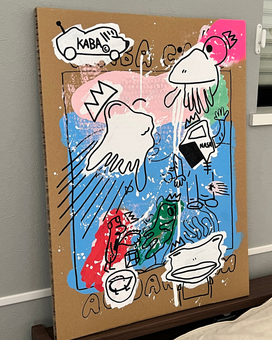 カバ水族館:厚い段ボールに描かれた、陽気なイカ、七面鳥、そして隠れた宇宙飛行士