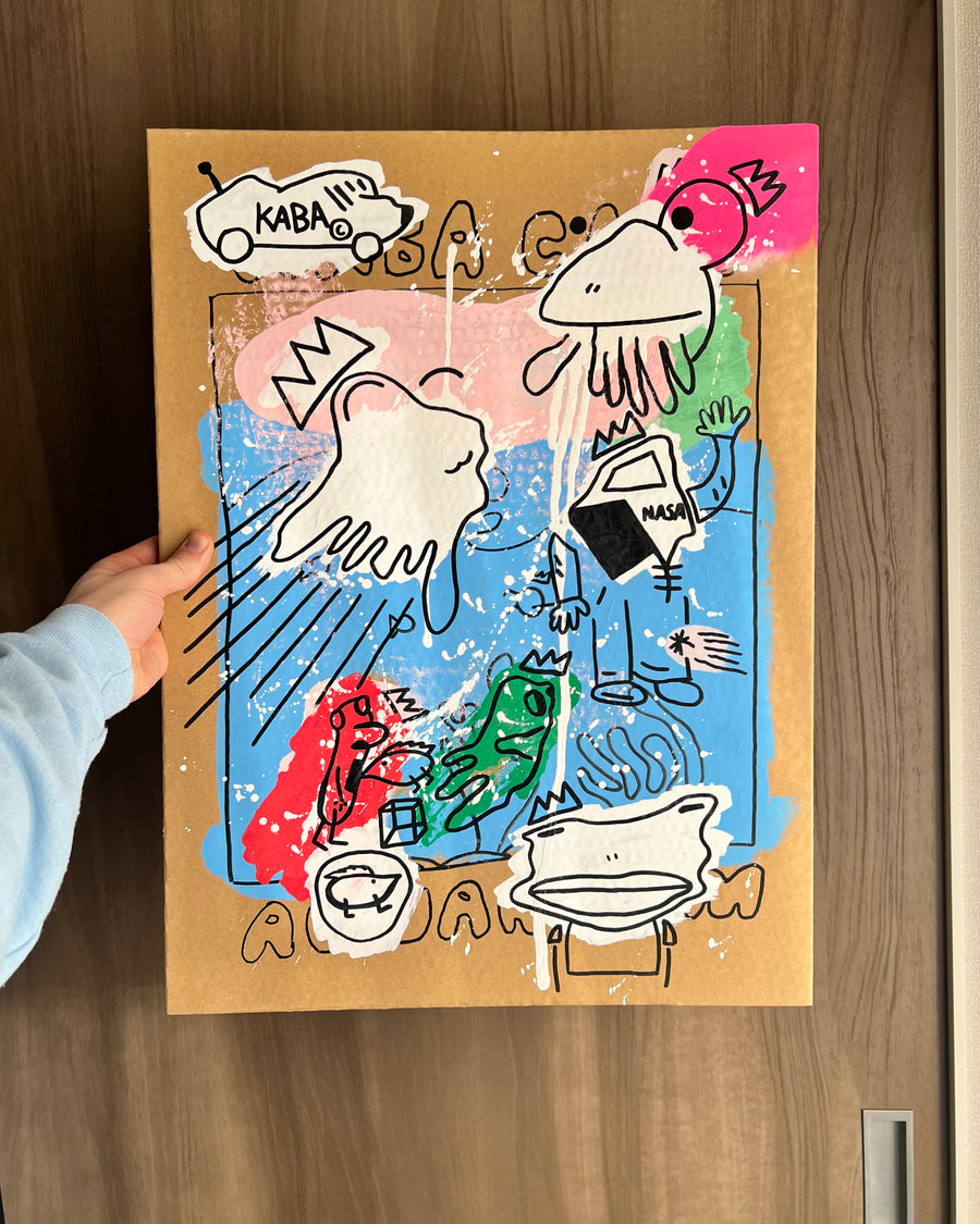 カバ水族館:厚い段ボールに描かれた、陽気なイカ、七面鳥、そして隠れた宇宙飛行士