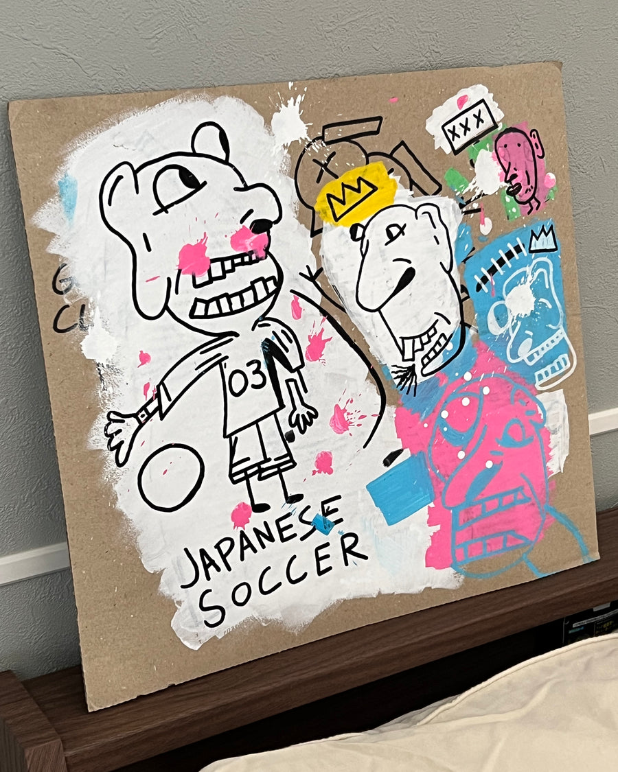 日本のサッカー:リサイクル段ボールに描かれたミスター03、トロールキング、ブルーベリー